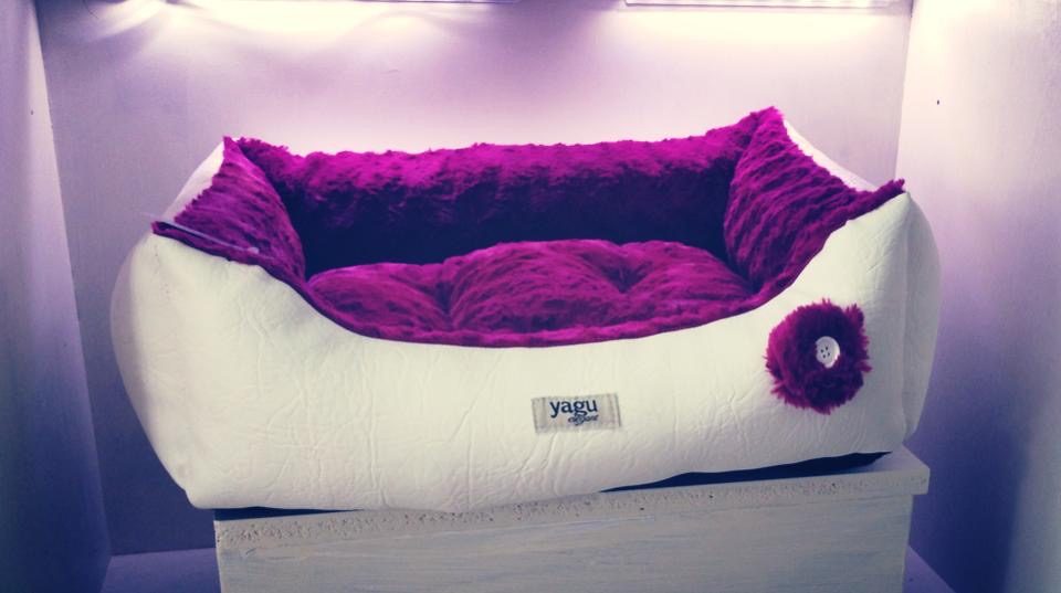 Cama acolchada y collares en la boutique